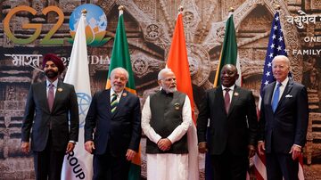 (L-R) World Bank President Ajay Banga, Brazil's President Luiz Inacio Lula da Silva, India's Prime Minister Narendra Modi, South Africa's President Cyril Ramaphosa and US President Joe Biden pose for a group photograph after a session at the G20 Leaders' Summit in New Delhi on September 9, 2023. (Photo by Evan Vucci / POOL / AFP). Foto: Evan Vucci/Pool/ AFP