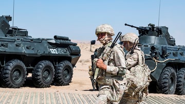 Forçasuzbeques e russas concluíram exercícios militares perto da fronteira do Afeganistão. Foto: Stringer/EFE/EPA