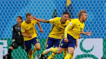 Com ajuda de zagueiro suíço, Forsberg marcou o gol da vitória da Suécia. Foto: Darko Bandic/AP Photo
