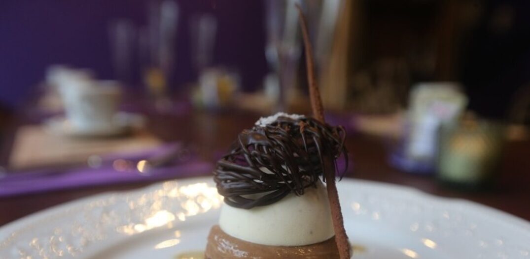 O Contraste de chocolate, sobremesa assinatura do chef, uma combinação de dois tipos de chocolate com azeite, mel, flor de sal e Cumaru. Foto: Nilton Fukuda|Estadão 