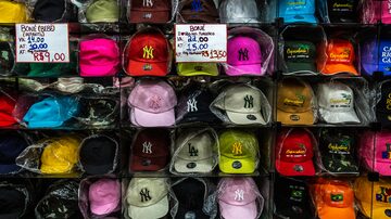A large selection of counterfeit Yankees caps on display at a stand in Rio de Janeiro, on March 15, 2023. The New York Yankees logo is everywhere in Brazil; what it means, however, is up for interpretation. (Dado Galdieri/The New York Times). Foto: Dado Galdieri/The New York Times