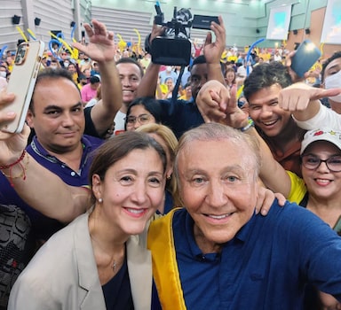 Handout picture released by the Ingrid Betancourt press office showing Colombian former presidential candidate Ingrid Betancourt (C-L) posing with independent presidential candidate Rodolfo Hernandez (C-R), in Barranquilla, Colombia, on May 20, 2022. - Betancourt announced her coalescence to Hernandez, ahead of the May 29 general election. (Photo by Ingrid Betancourt´s press office / AFP) / RESTRICTED TO EDITORIAL USE-MANDATORY CREDIT - AFP PHOTO / INGRID BETANCOURT´S PRESS OFFICE - NO MAFRKETING - NO ADVERTISING CAMPAIGNS - DISTRIBUTED AS A SERVICE TO CLIENTS