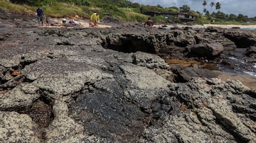 Óleo ainda está presente no litoral brasileiro, como nas rochas da praia de Itapuama, em Cabo de Santo Agostinho (PE). Foto: Carlos Ezequiel Vannoni/Estadão