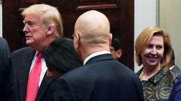 Mira Ricardel (D) durante evento na Casa Branca. Foto: REUTERS/Jonathan Ernst