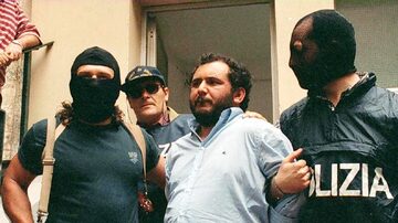 Giovanni Brusca (ao centro) sendo levado para interrogatório em Palermo, na Sicília. Foto: EFE/EPA/LANNINO 