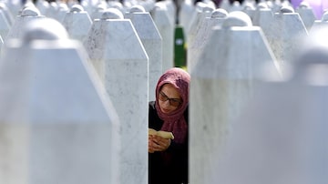 Muçulmana reza durante cerimônia memorial que marca o 25º aniversário do genocídio de Srebrenica, considerada a pior atrocidade da guerra da Bósnia. Foto: Fehim Demir /EFE