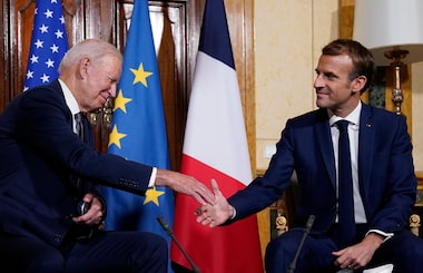 O presidente dos Estados Unidos, Joe Biden, cumprimenta o presidente da França, Emmanuel Macron, em Roma, Itália 
