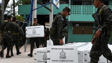 Limitares de Honduras levam cabines de votação para eleição de acontece neste domingo. Foto: AFP PHOTO | Orlando SIERRA
