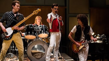 Freddie Mercury do cinema e sua banda fictícia. Foto: Alex Bailey, Twentieth Century Fox