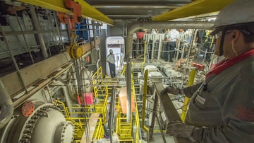 Homens trabalham em prédio no interior de São Paulo onde modelo de submarino nuclear da Marinha é montado. Foto: DANIEL TEIXEIRA/ESTADÃO