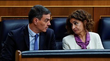 Spanish Prime Minister Pedro Sanchez and First Deputy Prime Minister Maria Jesus Montero attend a debate on the legislative proposal to grant amnesty to those involved in Catalonia's failed independence bid in 2017, in Madrid, Spain January 30, 2024. REUTERS/Ana Beltran