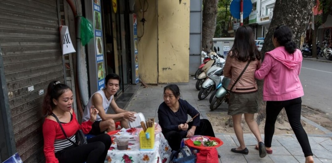 Nguyen Thu Hong vende bun dau mam tom (macarrão de arroz com tofu e pasta de camarão fermentado) nas calçadas de Hanói. Foto: Amanda Mustard|NYT