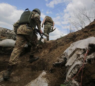 Militares ucranianos caminham para patrulhar um território na vila de Luhanske, na área de Donetsk