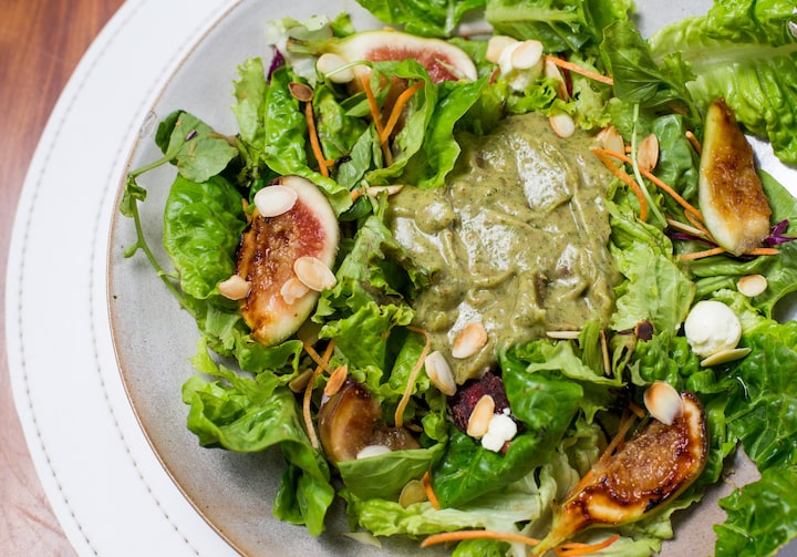 Salada com molho de tâmara e hortelã