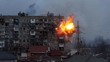 Um prédio de apartamentos explode depois que um tanque do exército russo dispara em Mariupol, na Ucrânia, na sexta-feira, 11 de março de 2022. O documentário '20 dias em Mariupol' registra o trabalho de jornalistas no começo da Guerra da Ucrânia. Foto: Evgeniy Maloletka /AP/Divulgação