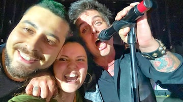 Beatriz Gouvea e Jonas Pagassini tiram selfie com Billie Joe Armstrong após pedido de casamento no palco do show de Green Day. Foto: Arquivo pessoal