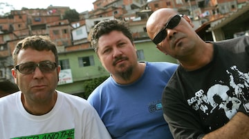 PERIFERIA10 SÃO PAULO/SP 24/08/2005 PERIFERIA S.A. CADERNO 2 - O baixista Jabá (de preto), o guitarrista e vocalista Jão (de branco) e o baterista Betinho (de azul), que foi a primeira formação da banda Ratos de Porão, se reunem e lançam a banda e o disco "Periferia S/A".  FOTO DIGITAL: HÉLVIO ROMERO/AE. Foto: HÉLVIO ROMERO/AE