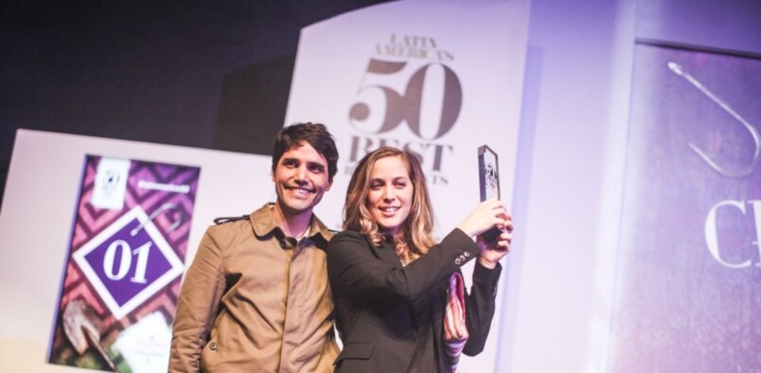 Pia ao lado do marido o chef Virgílio Martinez, durante a cerimônia de premiação do 50 Best America Latina. Foto: 50 Best 