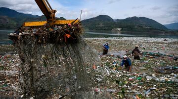 Painel discute limitações do modelo econômico baseado em extração, produção edescarte; economia circular defende a reutilização de materiais. Foto: Johan Ordonez / AFP