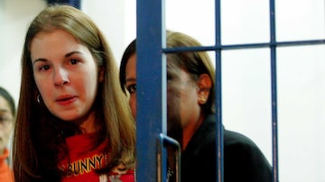 Suzane von Richthofen, em junho de 2005, sendo libertada do centro de ressocializaçãofeminino de Rio Claro. Foto: Robson Fernandjes/AE