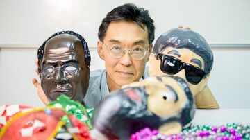 Alberto Ikeda com máscaras do "japonês da PF", de Joaquim Barbosa e de Lula. Foto: DANIEL TEIXEIRA|ESTADÃO