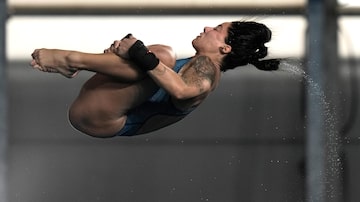 La brasileña Ingrid Oliveira compite en la ronda preliminar de la plataforma de 10 metros de los Juegos Panamericanos de Santiago, el viernes 20 de octubre de 2023. (AP Foto/Eduardo Verdugo)
