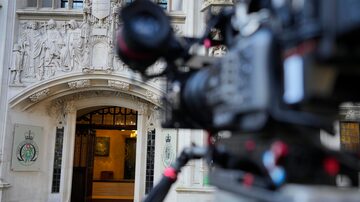 A camera focusses on the Supreme Court entrance in London, Wednesday, Nov. 15, 2023. Britain's highest court is set to rule Wednesday, Nov. 15 on whether the government's plan to send asylum-seekers to Rwanda is legal, delivering a boost or a blow to a contentious central policy of Prime Minister Rishi Sunak's administration. Five justices on the U.K. Supreme Court will deliver judgment in the government's attempt to overturn a lower court ruling that blocked deportations. (AP Photo/Kirsty Wigglesworth). Foto: Kirsty Wigglesworth/AP