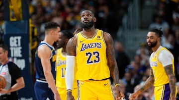 Los Angeles Lakers forward LeBron James (23) checks the scoreboard in the first half of Game 5 of an NBA basketball first-round playoff series against the Denver Nuggets, Monday, April 29, 2024, in Denver. (AP Photo/David Zalubowski). Foto: David Zalubowski/AP