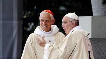 Cardeal Donald Wuerl (à esquerda, ao lado do papa Francisco) renunciou ao cargo de arcebispo de Washington. Foto: AP Photo/David Goldman