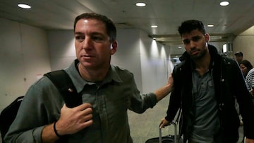 Glenn Greenwald e David Miranda. Foto: REUTERS/Ricardo Moraes