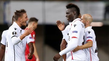 Balotelli, atacante do Nice, comemora quinto gol da equipe. Foto: Francois Lenoir/Reuters