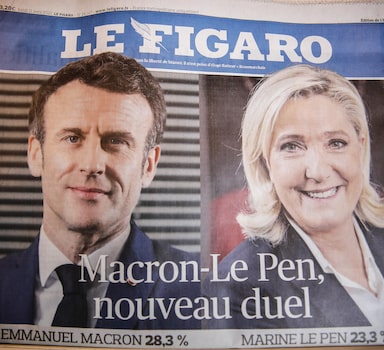 Paris (France), 11/04/2022.- A French newspaper shows the two candidates for the second round of French presidential election, Macron and Le Pen, on display inside a kiosk in Paris, France, 11 April 2022. French President and candidate for re-election Emmanuel Macron will face French far-right Rassemblement National (RN) party candidate Marine Le Pen in the second round of the presidential elections on 24 April 2022. (Elecciones, Francia) EFE/EPA/Mohammed Badra
