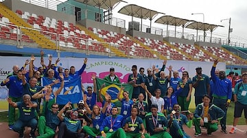 Delegação do Brasil comemora medalhas conquistadas no Ibero-Americano de Atletismo no Peru. Foto: Divulgação/CBAt