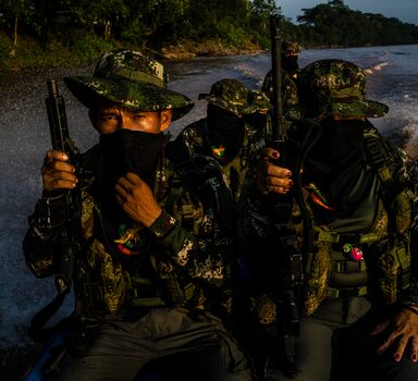 Membro da milícia Comandos da Fronteira patrulham Rio Putumayo