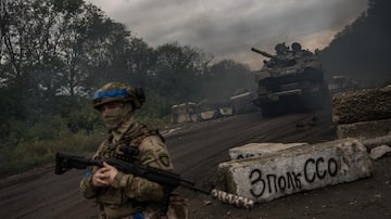 A Ukrainian soldier at an entry checkpoint to the town of Izyum in the Kharkiv region on Sept. 15. MUST CREDIT: Photo for The Washington Post by Wojciech Grzedzinski. Foto: Wojciech Grzedzinski/ The Washington Post