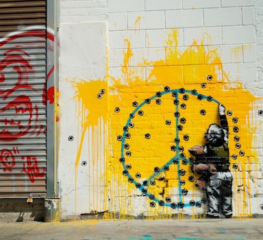 Mural de rua pintado pelo artista plástico Hijack é visto pintado em uma parede em Los Angeles, Estados Unidos