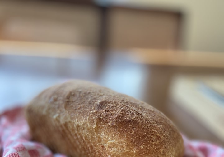 Pão de forma artesanal, feito com farinha de trigo, água e fermento biológico.