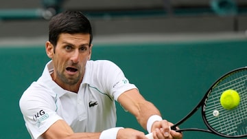O sérvio Novak Djokovic avança à terceira rodada em Wimbledon. Foto: Alastair Grant / AP