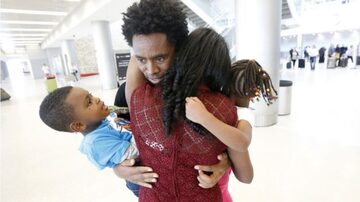 Feyisa Lilesa reencontra a família depois de seis meses. Foto: Wilfredo Lee/ AP