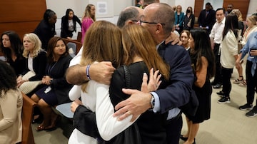 Fort Lauderdale (United States), 13/10/2022.- Linda Beigel Schulman, Michael Schulman, Patricia Padauy Oliver and Fred Guttenberg as families of the victims enter the courtroom for an expected verdict in the penalty phase of the trial of Marjory Stoneman Douglas High School shooter Nikolas Cruz at the Broward County Courthouse in Fort Lauderdale, Florida, USA, 13 October 2022. Cruz, who plead guilty to 17 counts of premeditated murder in the 2018 shootings, is the most lethal mass shooter to stand trial in the U.S. He was previously sentenced to 17 consecutive life sentences without the possibility of parole for 17 additional counts of attempted murder for the students he injured that day. (Estados Unidos) EFE/EPA/AMY BETH BENNETT / POOL
. Foto: EFE/EPA/AMY BETH BENNETT / POOL