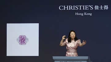 Momento de leilão de obra na casa especializada Christie's, em Hong Kong. Foto: Joyce Zhou / Reuters