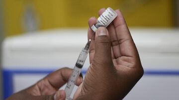 Profissional de saúde prepara uma dose da vacina Qdenga no Rio de Janeiro