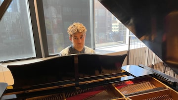 Jakub Jozef Orlinski toca piano no escritório da Warner Music em Nova York, em 3 de dezembro de 2021. Foto: Aleksandra Michalska/Reuters