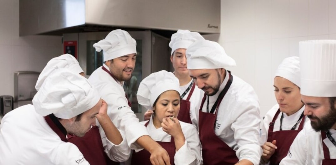 Estudantes no Centro Culinário Basco: a escola será a primeira em uma universidade europeia a ensinar técnicas vanguardistas. . Foto: Arnau Bach|NYt