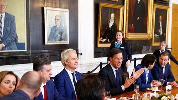 Premiêr Mark Rutte (D) conversa com o político ultraconservador Geert Wilders e outros líderes partidários em Haia. Foto: REUTERS/Michael Kooren