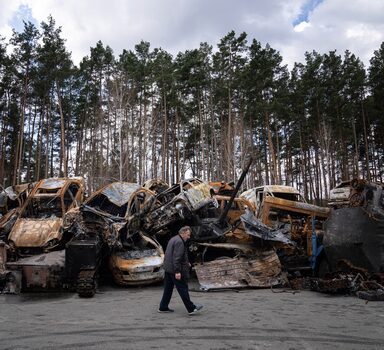 Pilhas de veículos destruídos nos arredores de Kiev são mais um rastro de destruição deixado pelos russos