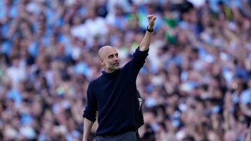 O técnico Pep Guardiola celebra o título inglês do Manchester City na tarde deste domingo, dia 19 de maio.