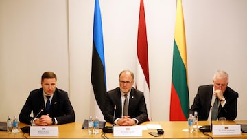 Da esquerda para direita: ministros da Defesa da Estônia, Hanno Pevkur, da Letônia,  Andris Spruds e da Lituânia, Arvydas Anusauskas, detalham cooperação militar em entrevista coletiva, 19 de janeiro de 2024. 
