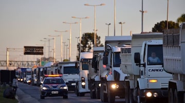 Durante a madrugada desta quarta-feira, 23, a rodovia Régis Bittencourt (BR 116) permaneceu com trechos de interdição devido aos protestos de caminhoneiros contra os sucessivos aumentos nos preços dos combustíveis. Foto: Nelson Andrade