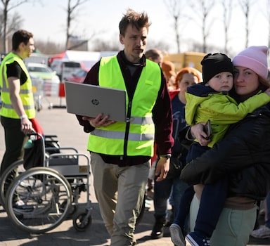 Przemysl (Poland), 24/03/2022.- Refugees from Ukraine at an assistance point for refugees in Przemysl, southeastern Poland, 24 March 2022. Since 24 February, when Russia invaded Ukraine, 2.2 million people have crossed the Polish-Ukrainian border into Poland, the Border Guard has reported on 24 March morning. (Polonia, Rusia, Ucrania) EFE/EPA/Darek Delmanowicz POLAND OUT
